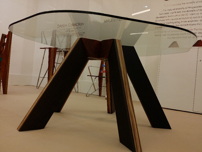 Mesa MAKASSAR HUG CRISOL by Ernesto Oñate Mesa MAKASSAR HUG CRISOL by Ernesto Oñate