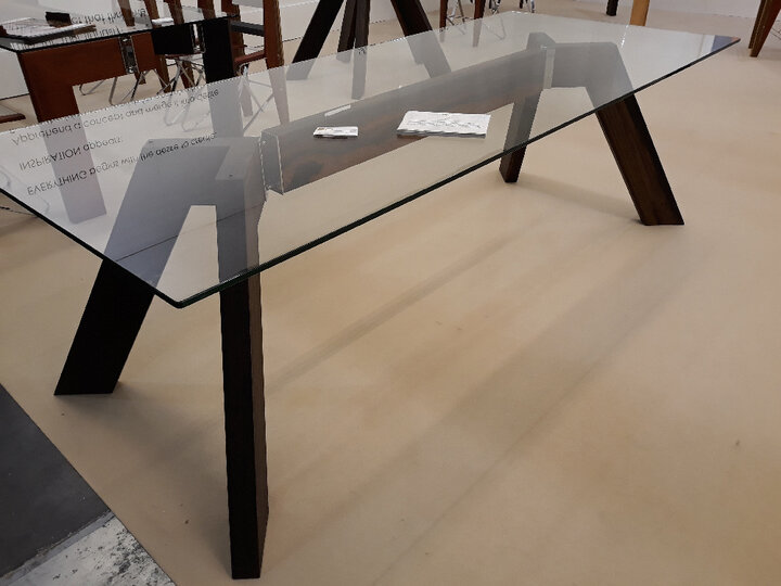 Mesa MAKASSAR MYSTERY CRISOL by Ernesto Oñate Mesa MAKASSAR MYSTERY CRISOL by Ernesto Oñate