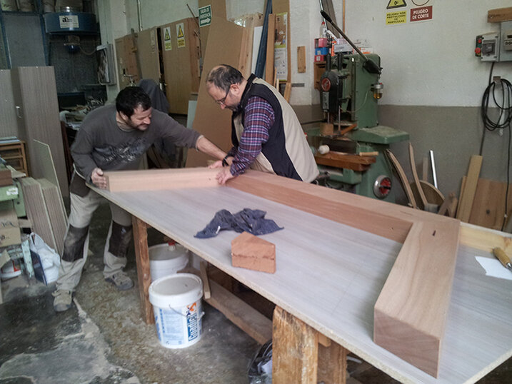 Mesa MAGIA CONFIDENCE by Ernesto Oñate Mesa MAGIA CONFIDENCE by Ernesto Oñate